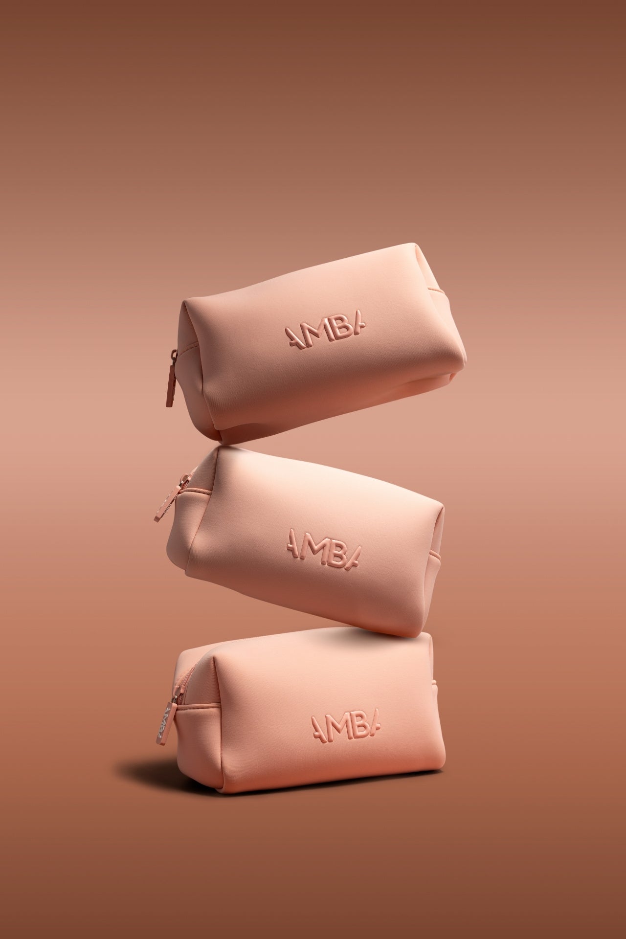 AMBA GoGlow Pouch 
от 100% неопрен
в пудрено-розов нюанс с бяло тонално лого и цип
едно просторно отделение
водоустойчива и сгъваема
идеална за козметика и слънцезащитни продукти
