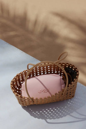 AMBA GoGlow Pouch 
от 100% неопрен
в пудрено-розов нюанс с бяло тонално лого и цип
едно просторно отделение
водоустойчива и сгъваема
идеална за козметика и слънцезащитни продукти