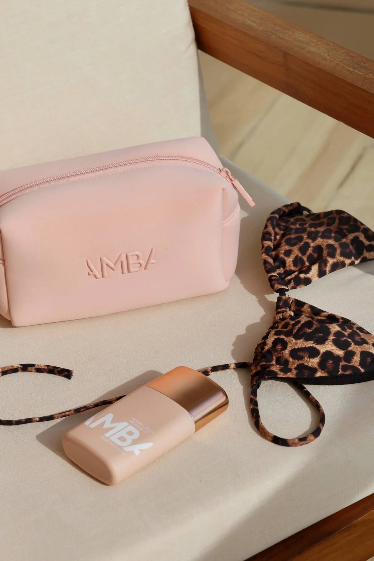 AMBA GoGlow Pouch 
от 100% неопрен
в пудрено-розов нюанс с бяло тонално лого и цип
едно просторно отделение
водоустойчива и сгъваема
идеална за козметика и слънцезащитни продукти