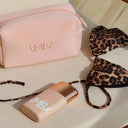 AMBA GoGlow Pouch 
от 100% неопрен
в пудрено-розов нюанс с бяло тонално лого и цип
едно просторно отделение
водоустойчива и сгъваема
идеална за козметика и слънцезащитни продукти