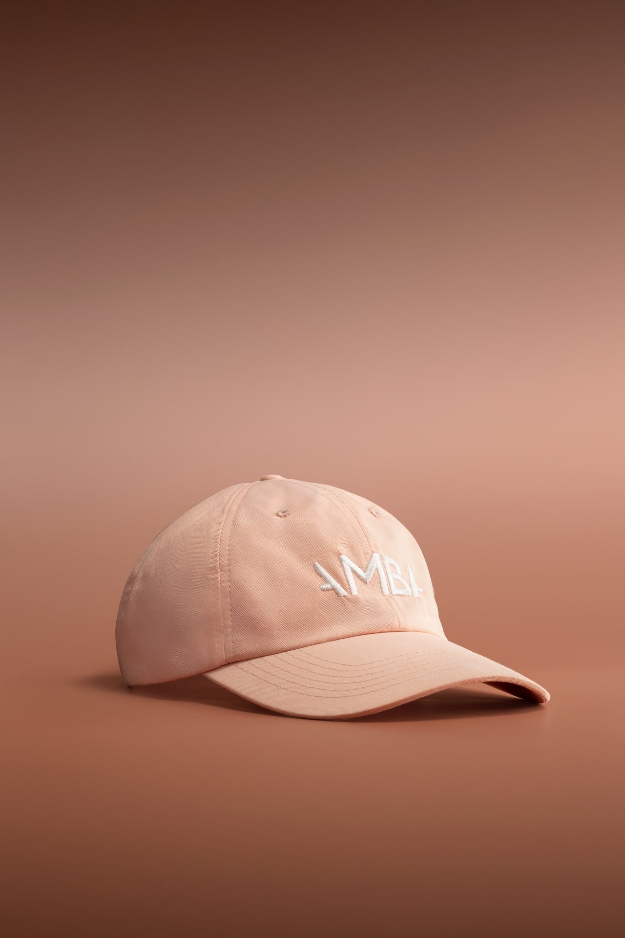 AMBA Halo Hat
AMBA Halo шапка 
в пудрено-розов нюанс
изработена от 100% памук
с бяла AMBA бродерия 
извита козирка
унисекс модел 
с регулируема каишка (54–60 см)
подходящ за слънцезащита на плажа
AMBA
