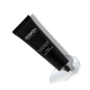 Celestial Black Diamond Hand Cream 60 ml
Крем за ръце black diamond 111SKIN
Интензивно хидратиращ и възстановяващ крем за ръце с пептиди
екстракт от Centella Asiatica и Diamond Powder за намаляване на бръчки и тъмни петна
подходящ за зряла кожа