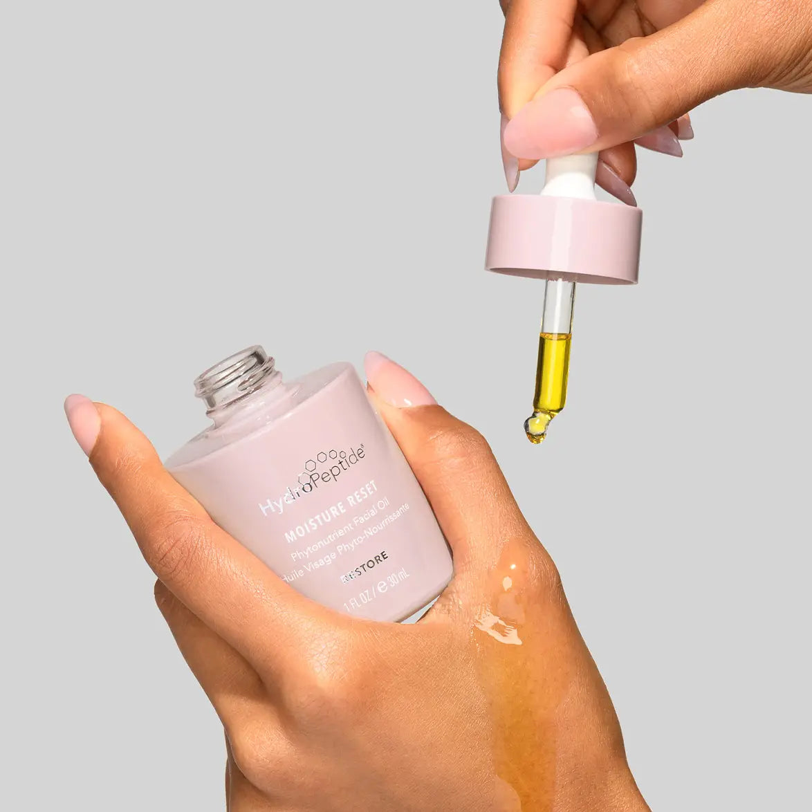 MOISTURE RESET
Луксозно лицеово олио с 12 ценни масла за подхранване
хидратация и подсилване на кожната бариера.
HydroPeptide